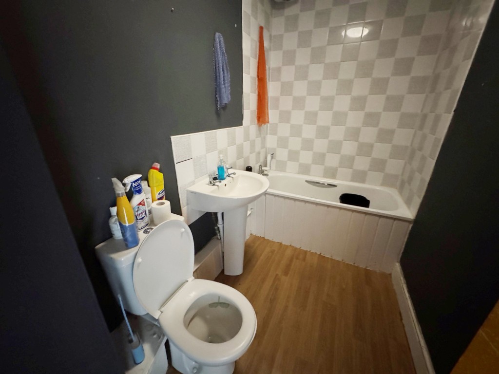 Lot: 132 - PERIOD FREEHOLD BLOCK OF SIX FLATS WITH OFF STREET PARKING - Hay House - Flat 2 - bathroom